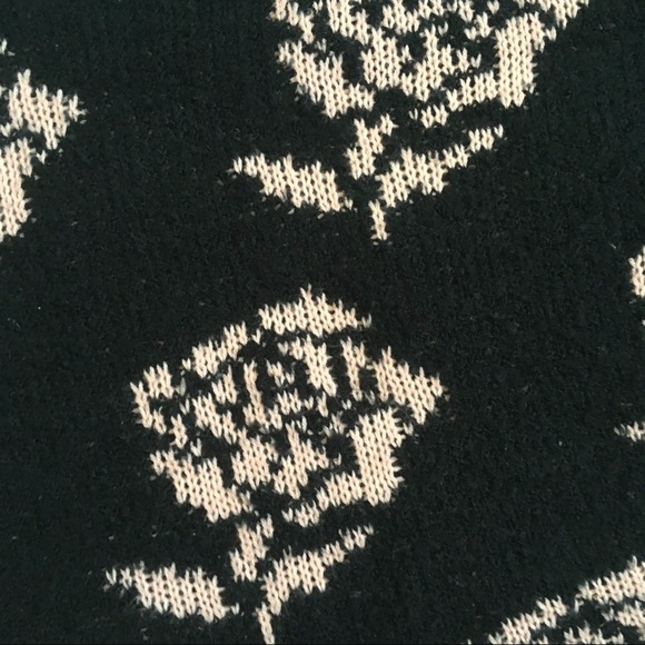 Rose Patterned Sweater - Picture 3 of 4